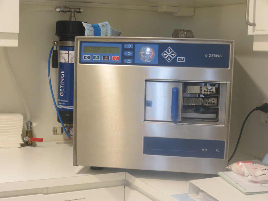 steam sterilizing autoclave